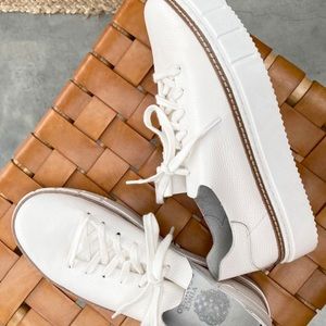 VINCE CAMUTO RAIZA FLATFORM SNEAKER
